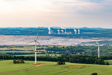 Luftaufnahme von Tschechischer Windpark Wetzwalde (Větrný park Václavice) vor dem polnischen Braunkohletagebau Kopalnia Węgla Brunatnego Turów in Hrádek nad Nisou im Bundesland Liberecký kraj, Tschechien