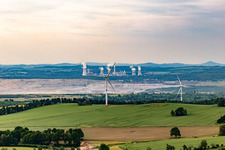 Schrägluftbild von Tschechischer Windpark Wetzwalde (Větrný park Václavice) vor dem polnischen Braunkohletagebau Kopalnia Węgla Brunatnego Turów in Hrádek nad Nisou im Bundesland Liberecký kraj, Tschechien