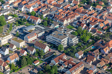 Verbandsgemeindeverwaltung und Gebäude der ehemaligen Sparkasse Südpfalz in Kandel im Bundesland Rheinland-Pfalz, Deutschland