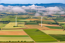 Windpark Minfeld (im Hintergrund Windpark Freckenfeld) von Osten bei tiefen Wolken im Bundesland Rheinland-Pfalz, Deutschland