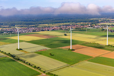 Windpark Minfeld bei tiefen Wolken im Bundesland Rheinland-Pfalz, Deutschland