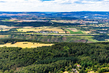 Luftbild von Flugplatz Koblenz/Winningen über den Weinbergsteillagen der Mosel von Süden im Bundesland Rheinland-Pfalz, Deutschland