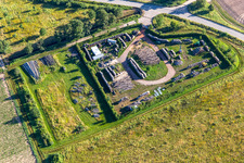 Holzlagerplatz im Ortsteil Niederlustadt in Lustadt im Bundesland Rheinland-Pfalz, Deutschland