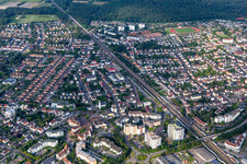 Die Bahntrasse zerteilt den Ort in Limburgerhof im Bundesland Rheinland-Pfalz, Deutschland
