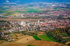 Stadt von Westen in Schwetzingen im Bundesland Baden-Württemberg, Deutschland