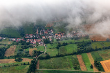 Ortschaft von Norden unter tiefen Wolken in Hergersweiler im Bundesland Rheinland-Pfalz, Deutschland