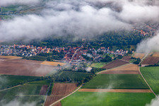 Waldstraße von Süden unter Wolken im Ortsteil Mühlhofen in Billigheim-Ingenheim im Bundesland Rheinland-Pfalz, Deutschland