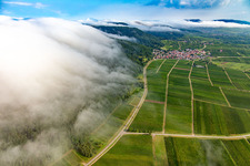 Dichte Wolken aus Westen fließen über den  Haardtrand unterhalb der Madenburg in Eschbach im Bundesland Rheinland-Pfalz, Deutschland