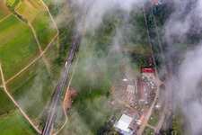 Baustelle für Merhfamilienhaus unterhalb der hellblauen Freiheitsstatue am Hang an der Kolchenbachstraße in Albersweiler im Bundesland Rheinland-Pfalz, Deutschland