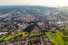 Stadt im morgendlichen Gegenlicht in Landau in der Pfalz im Bundesland Rheinland-Pfalz, Deutschland