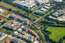 Gebäude des Zahnarzt Landau | KauWerk - Dr. Werling, Dr. Röth & Kollegen, der Ergotherapie und Logopädie Schilling - Landau - Kinder und Erwachsenen Therapien im Medivicus - Zentrum für Gesundheit und MVZ Südpfalz - Chirurgie - ri,  an der Paul-von-Denis-Straße entlang der Bahnlinie sowie Fahrradbrücke über die Bahn im Ortsteil Queichheim in Landau in der Pfalz im Bundesland Rheinland-Pfalz, Deutschland