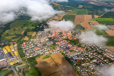 Luftbild von Ortschaft unter Wolken von Osten in Rohrbach im Bundesland Rheinland-Pfalz, Deutschland