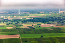 Tiefe Wolken über dem  Windpark Freckenfeld aus Norden im Bundesland Rheinland-Pfalz, Deutschland