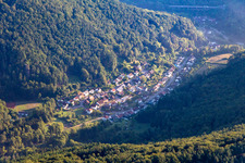 Rinnthal von Südwesten im Bundesland Rheinland-Pfalz, Deutschland