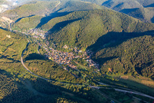 Ort im Queichtal mit B10-Umgehung in Wilgartswiesen im Bundesland Rheinland-Pfalz, Deutschland