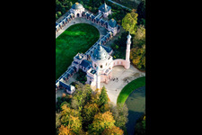 Moschee / maurischer Tempel im Schloßgarten Schwetzingen im Bundesland Baden-Württemberg, Deutschland von oben