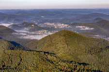 Morgendunst im Wieslautertal von Nordosten in Erfweiler im Bundesland Rheinland-Pfalz, Deutschland