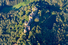 Schrägluftbild von Burgenmassiv Altdahn mit Burgruinen Granfendahn und Tanstein in Dahn im Bundesland Rheinland-Pfalz, Deutschland