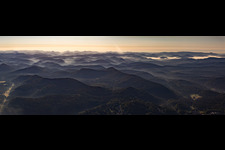 Berge des südlichen Pfälzerwalds und der Nordvogesen in Richtung SW im Ortsteil Glashütte in Lemberg im Bundesland Rheinland-Pfalz, Deutschland