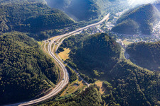 Ausfahrt Hinterweidenthal der B10 im Queichtal im Bundesland Rheinland-Pfalz, Deutschland