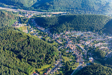 Luftbild von Ort zwischen Bergen von Süden in Hinterweidenthal im Bundesland Rheinland-Pfalz, Deutschland