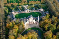 Moschee / maurischer Tempel im Schloßgarten Schwetzingen im Bundesland Baden-Württemberg, Deutschland aus der Luft betrachtet