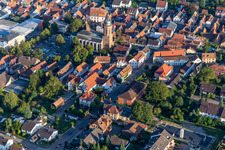 Marktplatz und St. Georgskirche der Prot. Kirchengemeinde Kandel von Nordwesten im Bundesland Rheinland-Pfalz, Deutschland