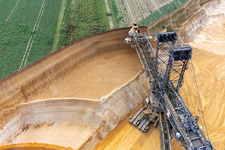 Drohnenaufname von Riesiger Förderkran frisst sich in ehemaliges Ackerland für die Westerweiterung des Braunkohletagebau Garzweiler im Ortsteil Immerath in Erkelenz im Bundesland Nordrhein-Westfalen, Deutschland