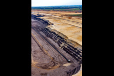 Luftaufnahme von Blick in den Braunkohletagebau Garzweiler aus Norden im Ortsteil Borschemich in Erkelenz im Bundesland Nordrhein-Westfalen, Deutschland