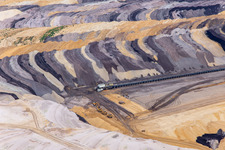 Interessant gefärbte Schichten von Abraum und Kohle im Braunkohletagebau Garzweiler im Ortsteil Borschemich in Erkelenz im Bundesland Nordrhein-Westfalen, Deutschland aus der Luft