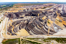 Drohnenaufname von Interessant gefärbte Schichten von Abraum und Kohle im Braunkohletagebau Garzweiler im Ortsteil Borschemich in Erkelenz im Bundesland Nordrhein-Westfalen, Deutschland