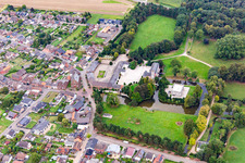 Schloss Rurich in Hückelhoven im Bundesland Nordrhein-Westfalen, Deutschland von oben gesehen