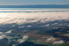 Windpark bei Minfeld in Wolken im Bundesland Rheinland-Pfalz, Deutschland