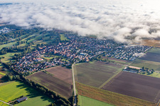 Ortschaft am Wolkenrand in Steinweiler im Bundesland Rheinland-Pfalz, Deutschland