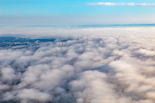 Rotoren des Windparks bei Offenbach ragen über die tiefen Wolken in Offenbach an der Queich im Bundesland Rheinland-Pfalz, Deutschland