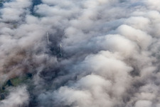 Windpark bei Minfeld teilweise in Wolken im Bundesland Rheinland-Pfalz, Deutschland von oben