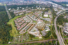 Stadtteil zwischen Wald, Bahn und Autobahnzubringer im Ortsteil Oberreut in Karlsruhe im Bundesland Baden-Württemberg, Deutschland