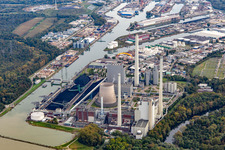 Paragleiter am Rheinhafen-Dampfkraftwerk Karlsruhe der  EnBW Energie Baden-Württemberg AG im Ortsteil Daxlanden, Deutschland
