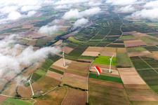 Luftbild von Paragleiter über dem Windpark Freckenfeld in Wolken im Bundesland Rheinland-Pfalz, Deutschland