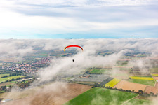 Ortschaft mit Gleitschirm unter herbstlichen Wolken in Winden im Bundesland Rheinland-Pfalz, Deutschland
