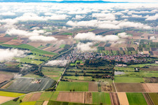 Luftbild von Ortschaft unter herbstlichen Wolken in Winden im Bundesland Rheinland-Pfalz, Deutschland