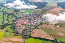 Ortschaft unter herbstlichen Wolken in Steinweiler im Bundesland Rheinland-Pfalz, Deutschland