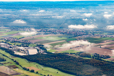 Ortschaft unter herbstlichen Wolken in Kandel im Bundesland Rheinland-Pfalz, Deutschland