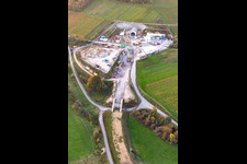 Drohnenaufname von Baustelle des Tunnelportals Ost für den Astrid-Tunnel zur Unterquerung und Ortsumgehung von Bad Bergzabern zwischen B38 (Weinstraße) und B427 (Kurtalstraße) in Dörrenbach im Bundesland Rheinland-Pfalz, Deutschland