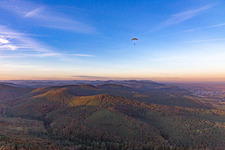 Paragleiter überm Pfälzerwald in Oberotterbach im Bundesland Rheinland-Pfalz, Deutschland