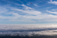 Über den Wolken in Petit-Réderching im Bundesland Moselle, Frankreich