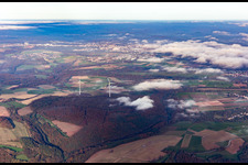 Windräder im Wald südlich von Pirmasens in Kröppen im Bundesland Rheinland-Pfalz, Deutschland