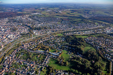 Verlauf der Autobahn A8 entlang der Stadt im Ortsteil Ixheim in Zweibrücken im Bundesland Rheinland-Pfalz, Deutschland