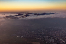 Queichtal und Pfälzerwald in Wolken am Abend in Landau in der Pfalz im Bundesland Rheinland-Pfalz, Deutschland