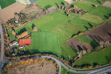 Sportplatz an der Autobahnausfahrt in Erlenbach bei Kandel im Bundesland Rheinland-Pfalz, Deutschland